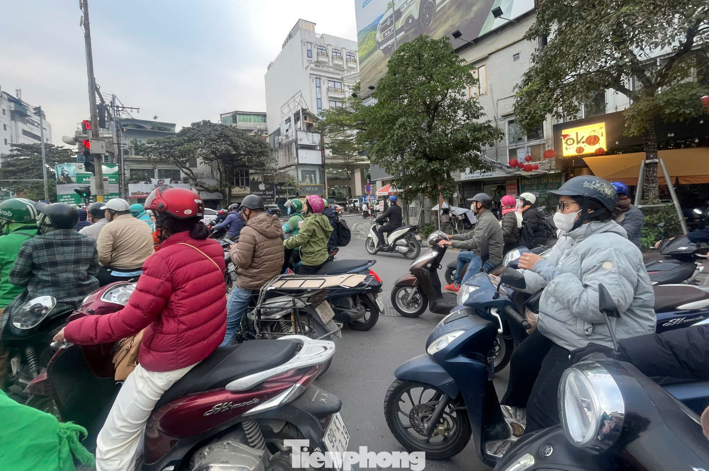 Phó Thủ tướng yêu cầu khẩn trương xây dựng, trình Thủ tướng ban hành lộ trình áp dụng QCVN về khí thải đối với xe máy trong tháng 4 tới. Ảnh: Lộc Liên.