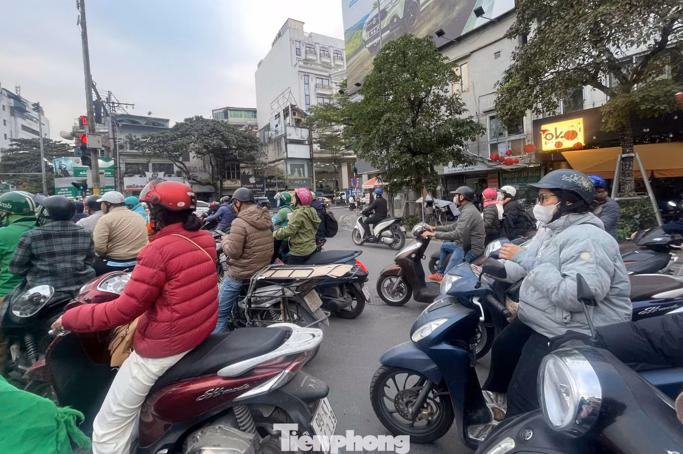 Phó Thủ tướng yêu cầu khẩn trương xây dựng, trình Thủ tướng ban hành lộ trình áp dụng QCVN về khí thải đối với xe máy trong tháng 4 tới. Ảnh: Lộc Liên.