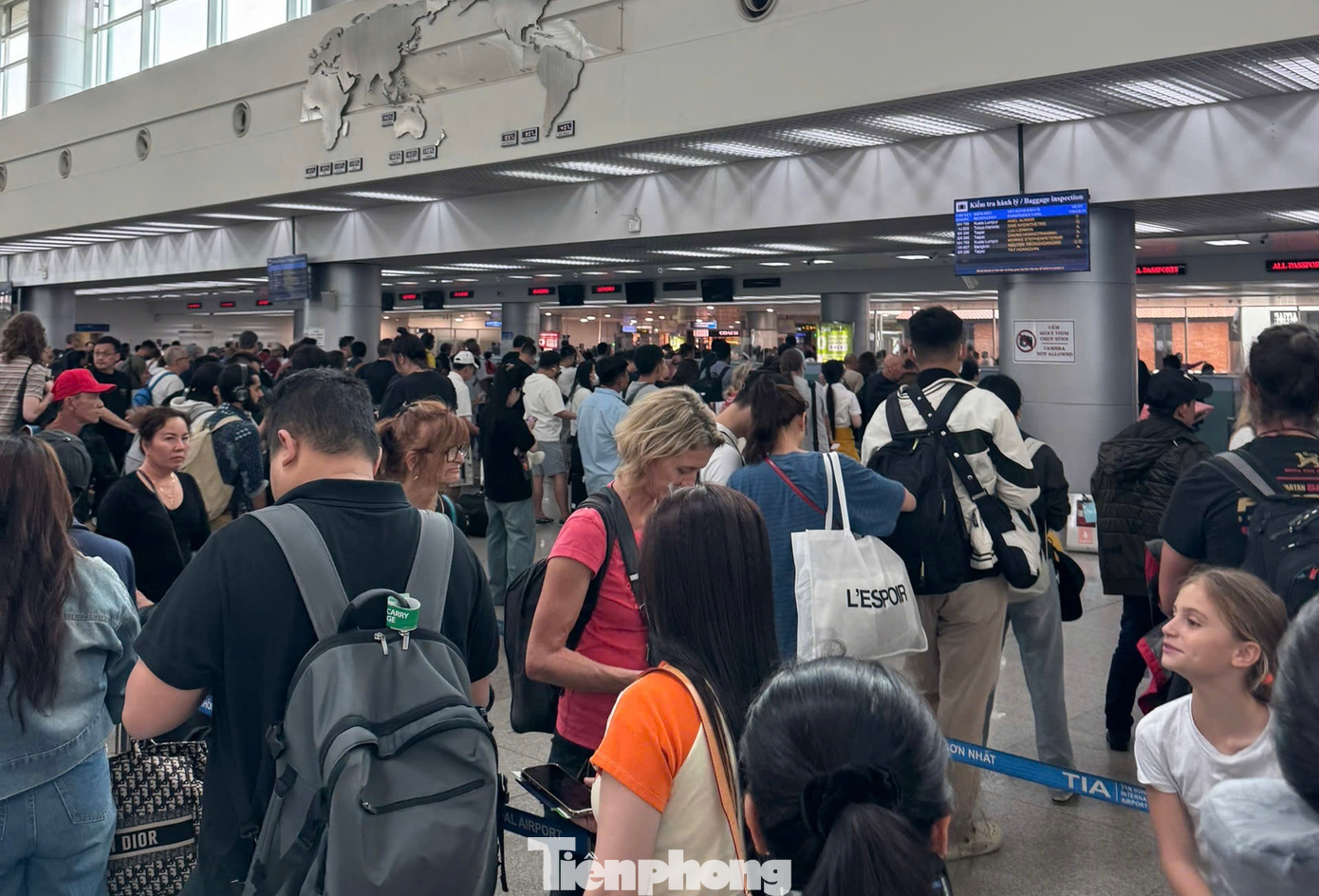 Do hoạt động khai thác tại sân bay Tân Sơn Nhất bị hạn chế từ 8h30 - 9h40 hôm nay nên nhiều chuyến bay đến/đi từ sân bay này trong khung giờ vừa nêu đã bị thay đổi. Ảnh: Lộc Liên. Do hoạt động khai thác tại sân bay Tân Sơn Nhất bị hạn chế từ 8h30 - 9h40 hôm nay nên nhiều chuyến bay đến/đi từ sân bay này trong khung giờ vừa nêu đã bị thay đổi. Ảnh: Lộc Liên.