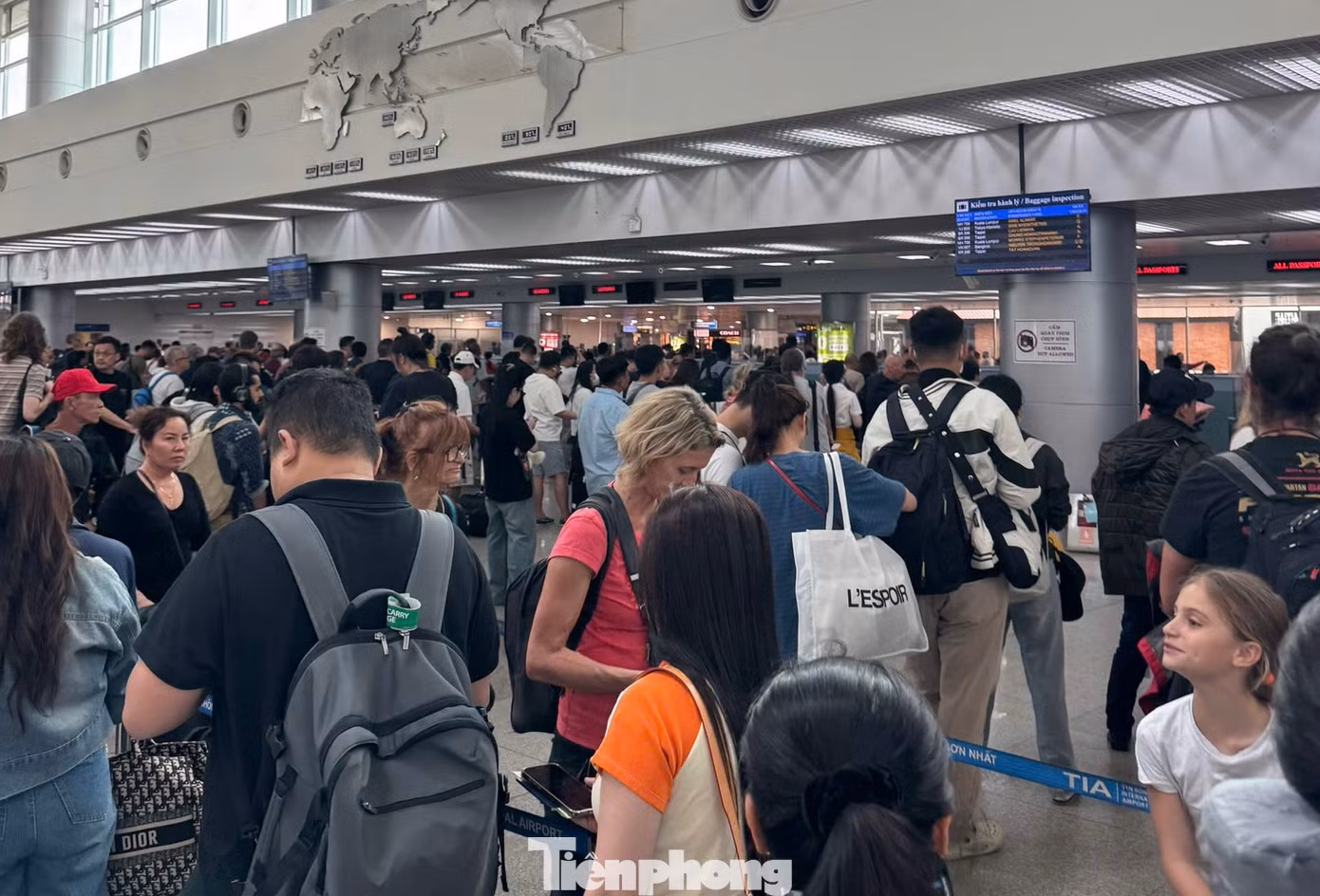 Do hoạt động khai thác tại sân bay Tân Sơn Nhất bị hạn chế từ 8h30 - 9h40 hôm nay nên nhiều chuyến bay đến/đi từ sân bay này trong khung giờ vừa nêu đã bị thay đổi. Ảnh: Lộc Liên. Do hoạt động khai thác tại sân bay Tân Sơn Nhất bị hạn chế từ 8h30 - 9h40 hôm nay nên nhiều chuyến bay đến/đi từ sân bay này trong khung giờ vừa nêu đã bị thay đổi. Ảnh: Lộc Liên.