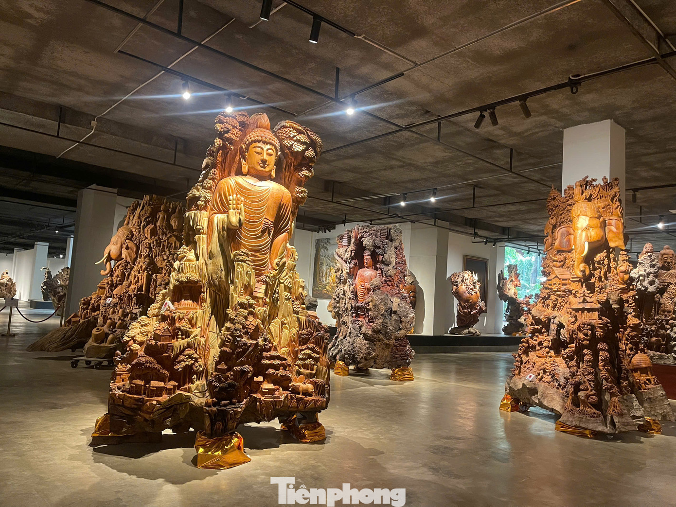 Ghi nhận thực tế, không gian trưng bày tại Bảo tàng nghệ thuật Lào bao gồm các bộ sưu tập nghệ thuật Phật giáo, tranh vẽ, điêu khắc, trang phục truyền thống và nhạc cụ dân gian mang đậm văn hóa Lào.