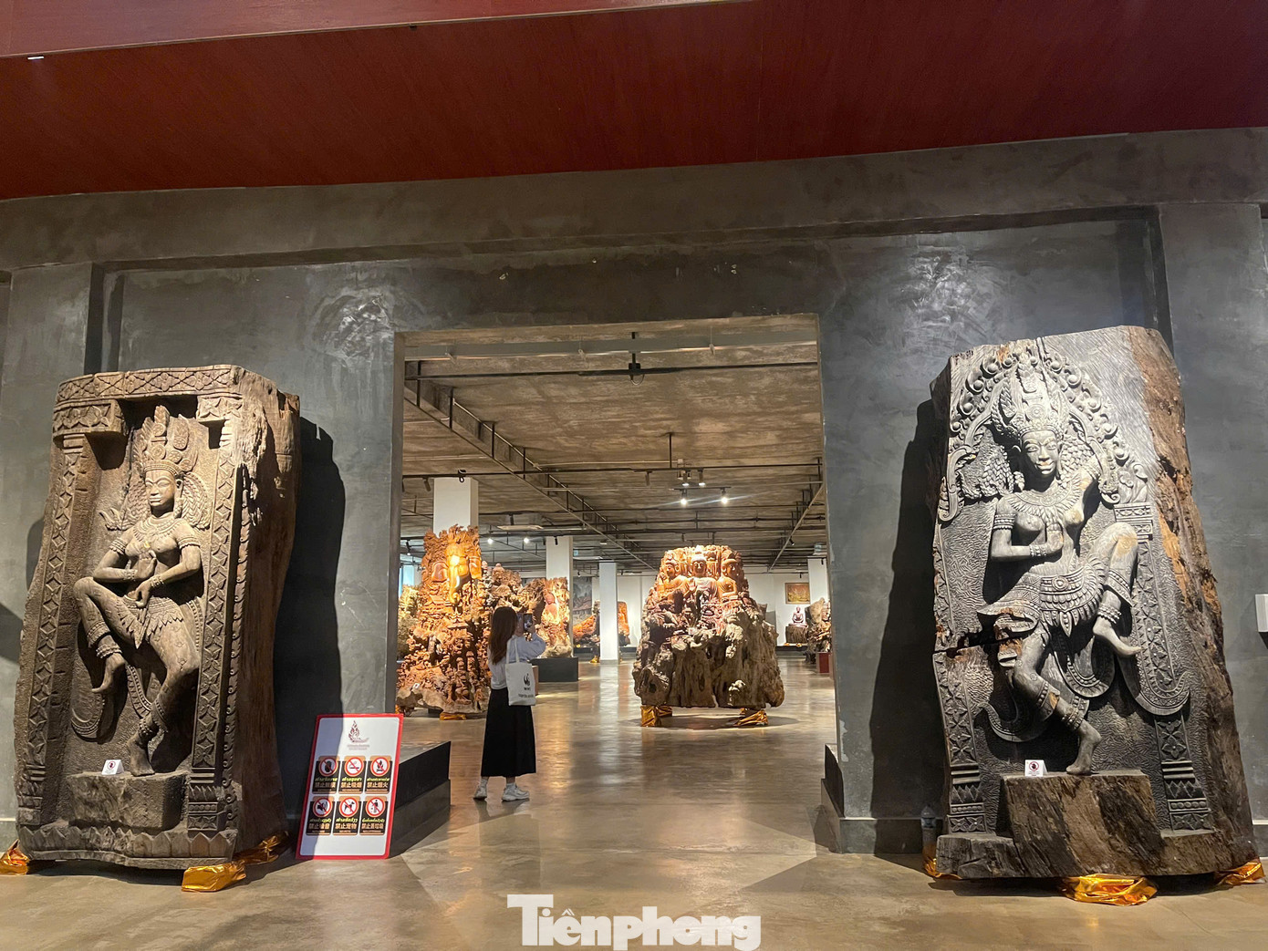 Những khúc gỗ hoặc gốc cây dùng trong tác phẩm chạm khắc tại bảo tàng đều là gỗ chết, mảnh vụn từ vùng lũ lụt để lại trong các dự án đập thủy điện, gỗ phế liệu hoặc gỗ không có giá trị cao. Tuy nhiên qua bàn tay khéo léo của các nghệ nhân Lào chúng đã trở thành những tác phẩm nghệ thuật tuyệt đẹp.