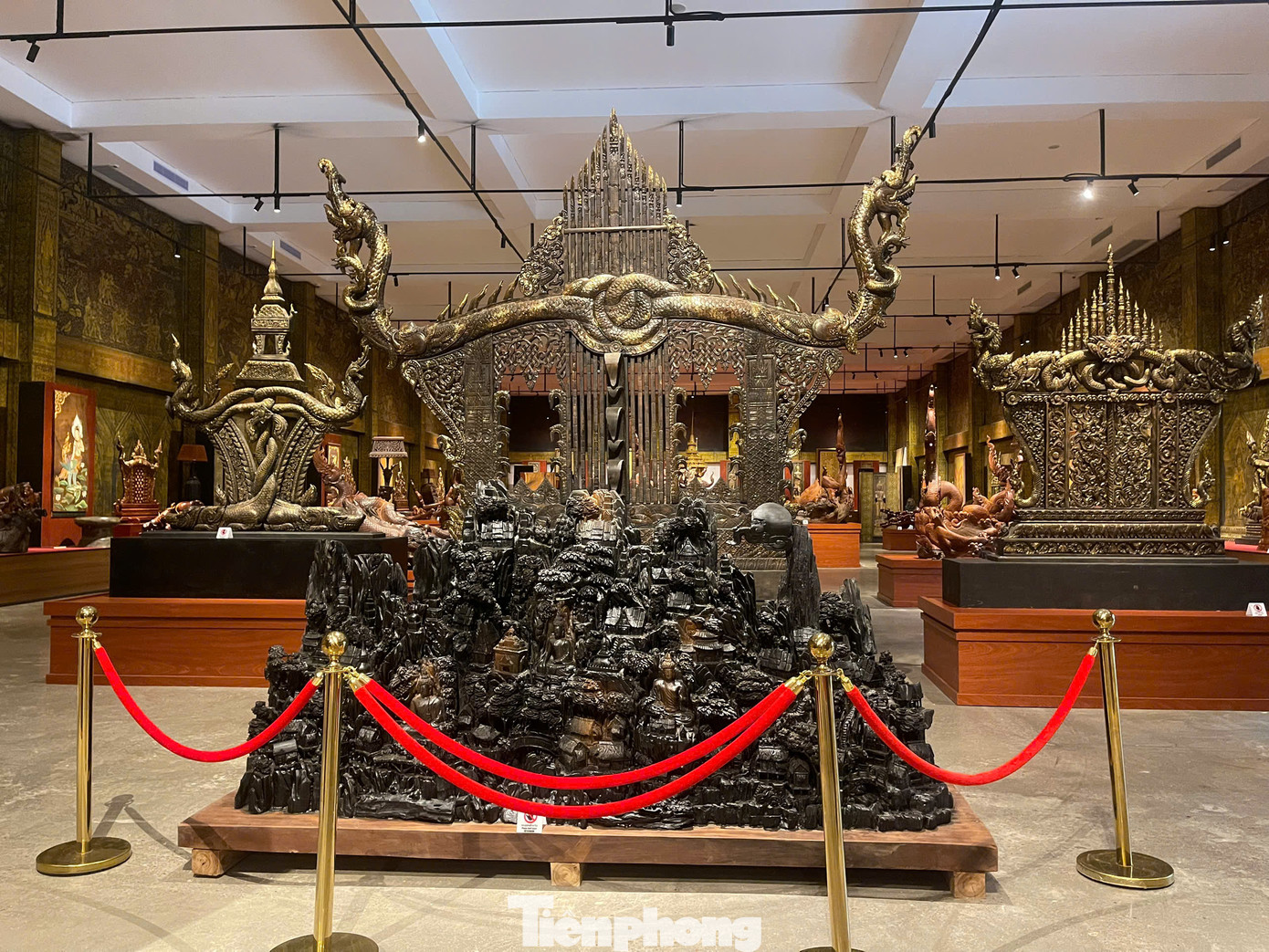 Những khúc gỗ hoặc gốc cây dùng trong tác phẩm chạm khắc tại bảo tàng đều là gỗ chết, mảnh vụn từ vùng lũ lụt để lại trong các dự án đập thủy điện, gỗ phế liệu hoặc gỗ không có giá trị cao. Tuy nhiên qua bàn tay khéo léo của các nghệ nhân Lào chúng đã trở thành những tác phẩm nghệ thuật tuyệt đẹp.