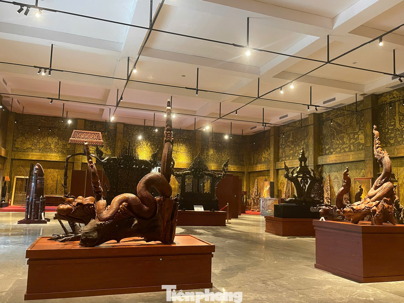 Những khúc gỗ hoặc gốc cây dùng trong tác phẩm chạm khắc tại bảo tàng đều là gỗ chết, mảnh vụn từ vùng lũ lụt để lại trong các dự án đập thủy điện, gỗ phế liệu hoặc gỗ không có giá trị cao. Tuy nhiên qua bàn tay khéo léo của các nghệ nhân Lào chúng đã trở thành những tác phẩm nghệ thuật tuyệt đẹp.