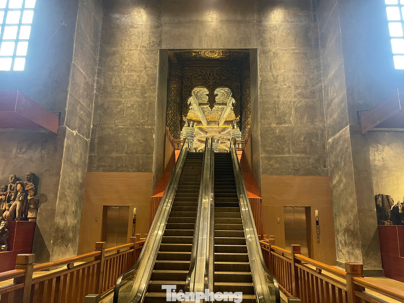 Đây là một khu phức hợp gồm văn phòng, không gian triển lãm văn hóa - nghệ thuật, tòa nhà đa năng và tòa nhà trưng bày các tác phẩm chạm khắc cũng như tranh gỗ.