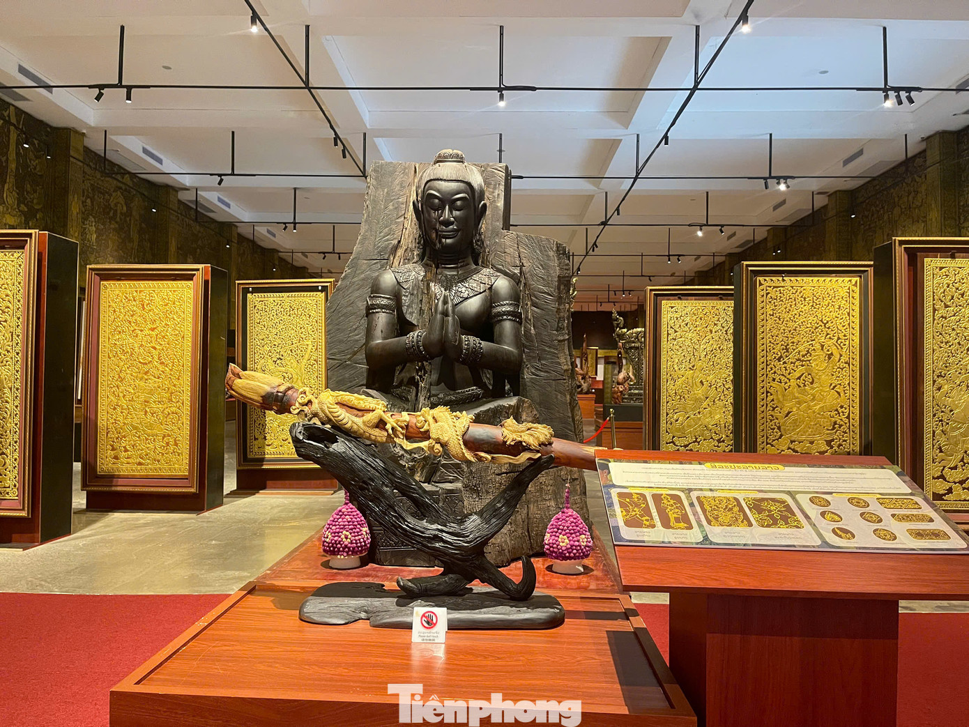 Bảo tàng còn có các cửa hàng lưu niệm, tòa nhà triển lãm, khách sạn, khu nghỉ dưỡng, nhà hàng và thác nước mô phỏng.