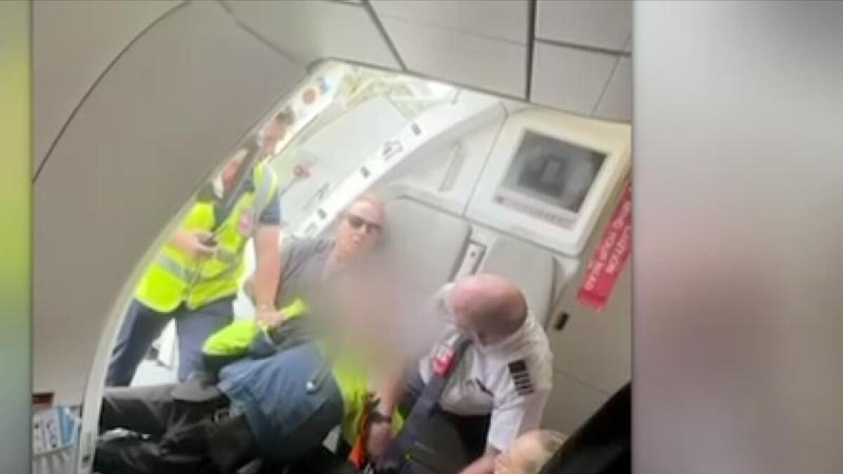 Tất cả các chuyến bay dự kiến vào tối 6/3 tại sân bay Avalon đều bị hủy và buộc chuyển hướng. Ảnh: Daily Mail. Tất cả các chuyến bay dự kiến vào tối 6/3 tại sân bay Avalon đều bị hủy và buộc chuyển hướng. Ảnh: Daily Mail.