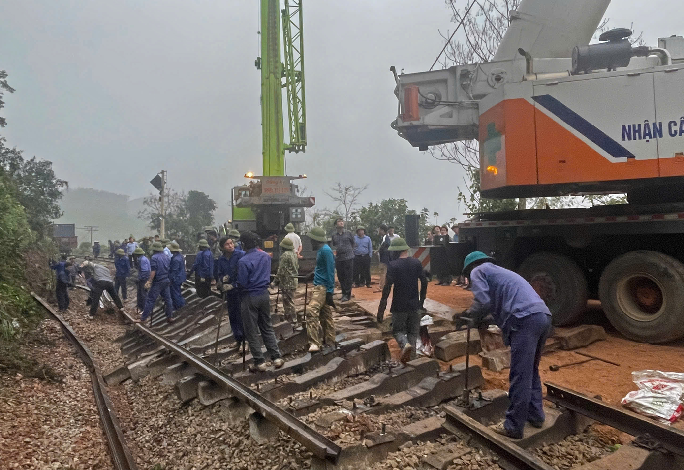 Hiện tại, các công nhân đường sắt đã cẩu xong đầu máy và toa xe. Do đó dự kiến đầu giờ sáng nay sẽ trả đường cho các phương tiện giao thông.