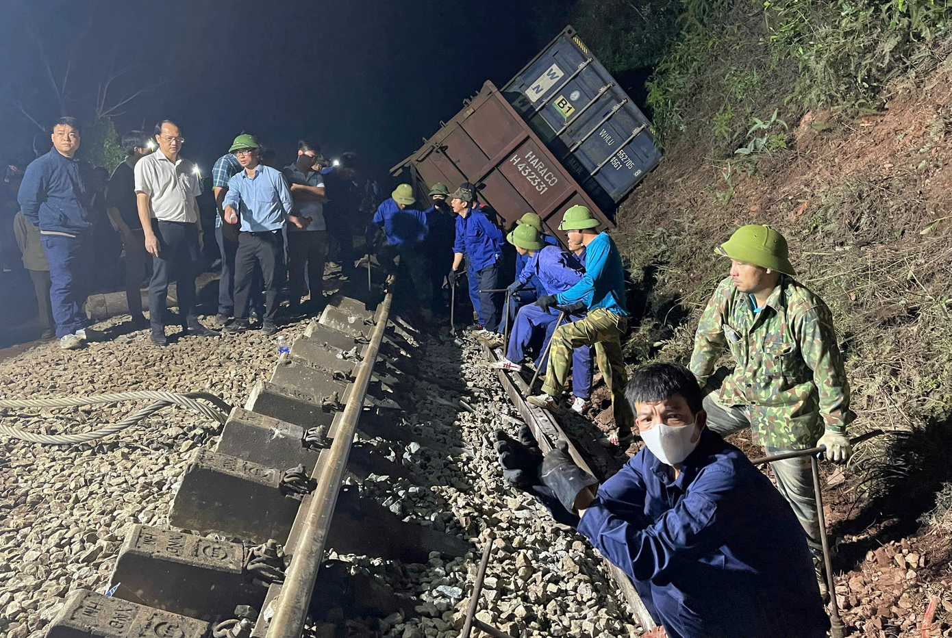 Hàng trăm công nhân xuyên đêm khắc phục sự cố sau vụ va chạm giữa xe tải với toa tàu.