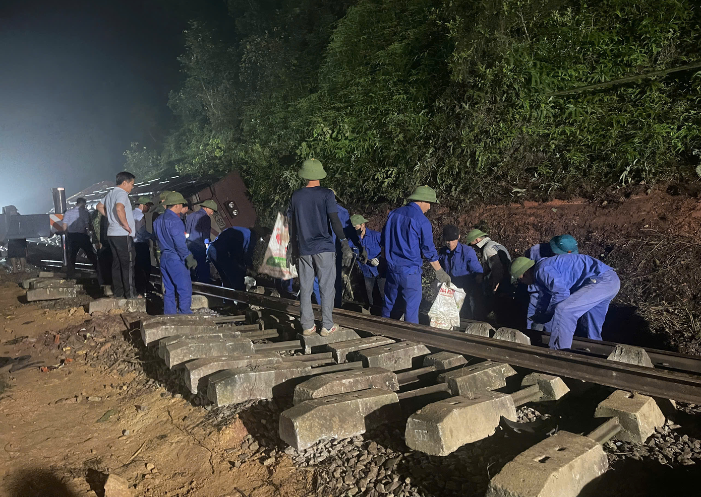 Trao đổi với PV Tiền Phong, đại diện ngành đường sắt cho biết ngay sau vụ va chạm, hàng trăm công nhân cùng nhiều máy cẩu cỡ lớn đã được huy động để làm việc xuyên đêm để đưa đầu máy và 3 toa tàu hàng ra khỏi vị trí bị lật, nhằm kết nối nhanh nhất giao thông đường sắt Bắc - Nam.