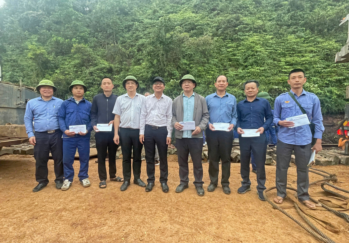 Đại diện ngành đường sắt có mặt tại hiện trường vụ va chạm để chỉ đạo và động viên tinh thần công nhân viên đường sắt.