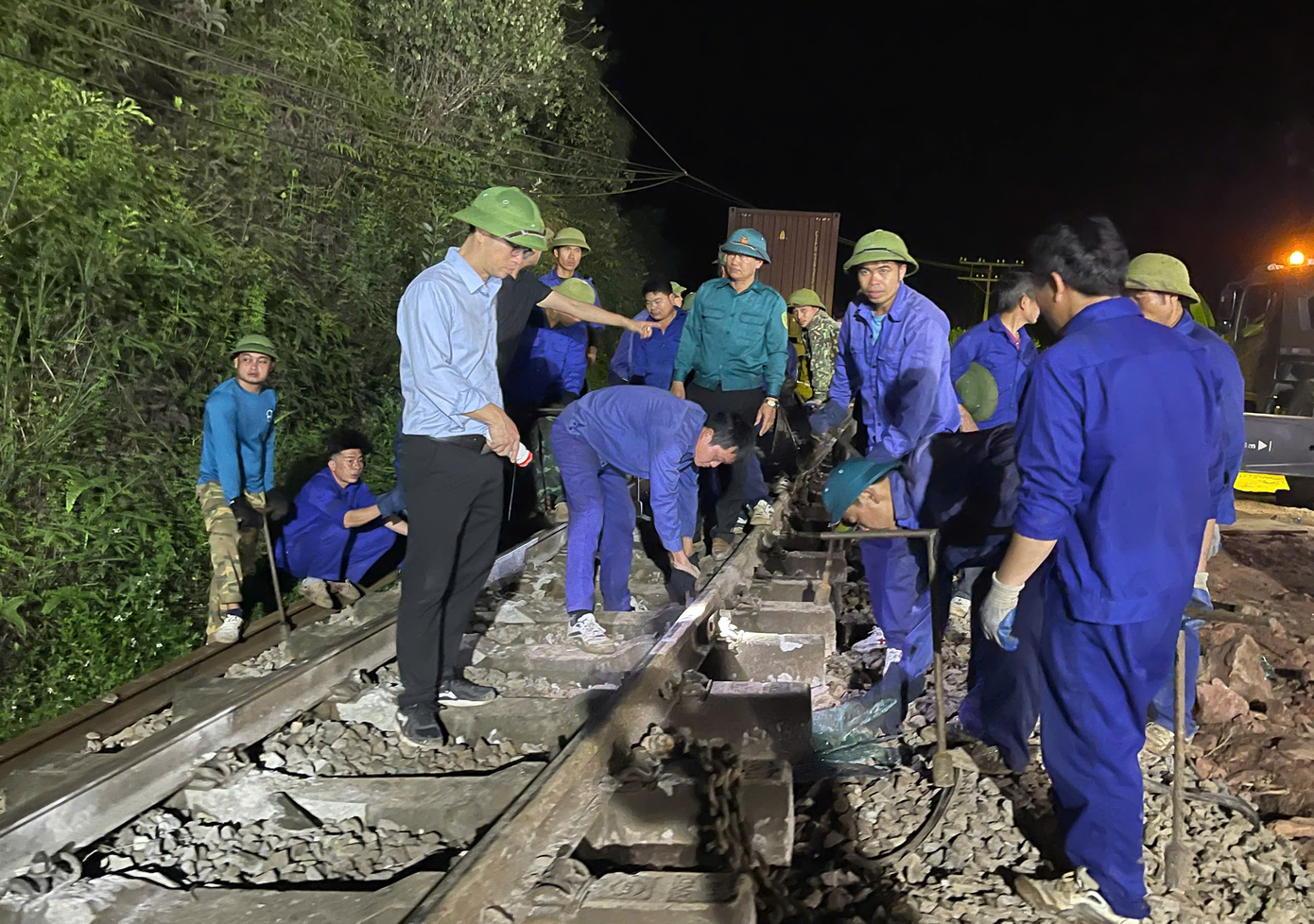 Bên cạnh công tác khẩn trương trung chuyển hành khách cho các chuyến tàu khai thác trên tuyến Bắc - Nam phải đột ngột dừng lại do va chạm tại địa bàn xã Đức Liên thì ngành đường sắt cũng ưu tiên sửa chữa và khắc phục đoạn đường ray bị hư hỏng nặng.