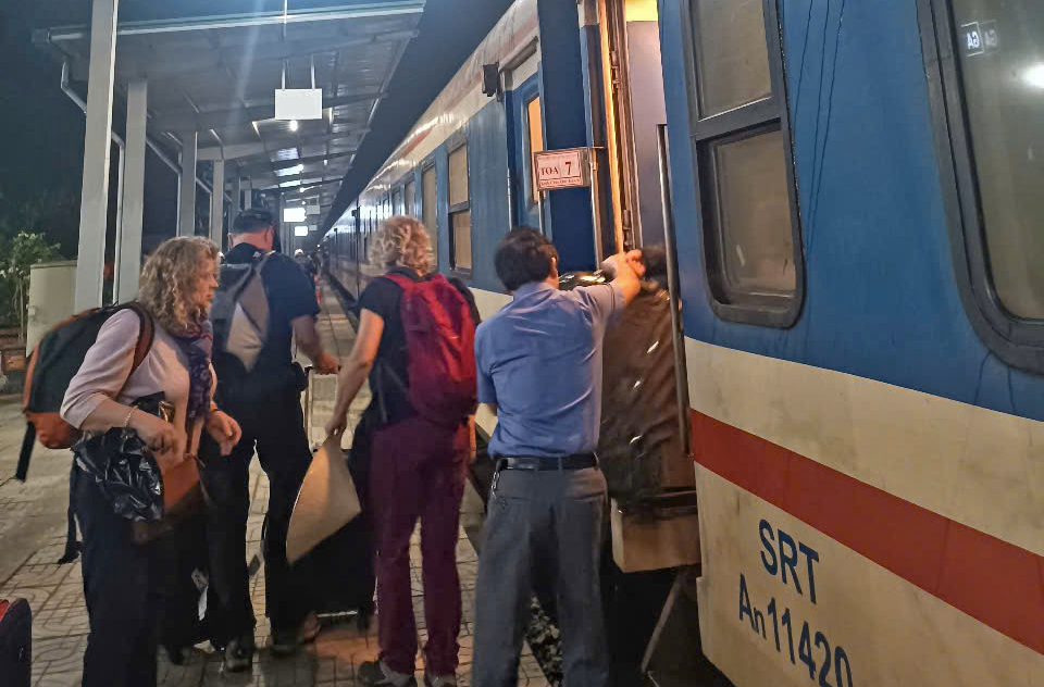 Hoạt động đón khách qua cung đường ga Hòa Duyệt, thuộc địa phận thôn Liên Hòa của ngành đường sắt đã hoạt động bình thường.