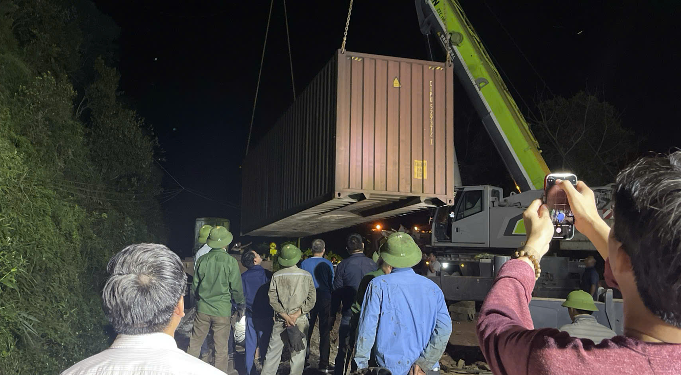 Hiện tại, các công nhân đường sắt đã cẩu xong đầu máy và toa xe. Do đó dự kiến đầu giờ sáng nay sẽ trả đường cho các phương tiện giao thông.