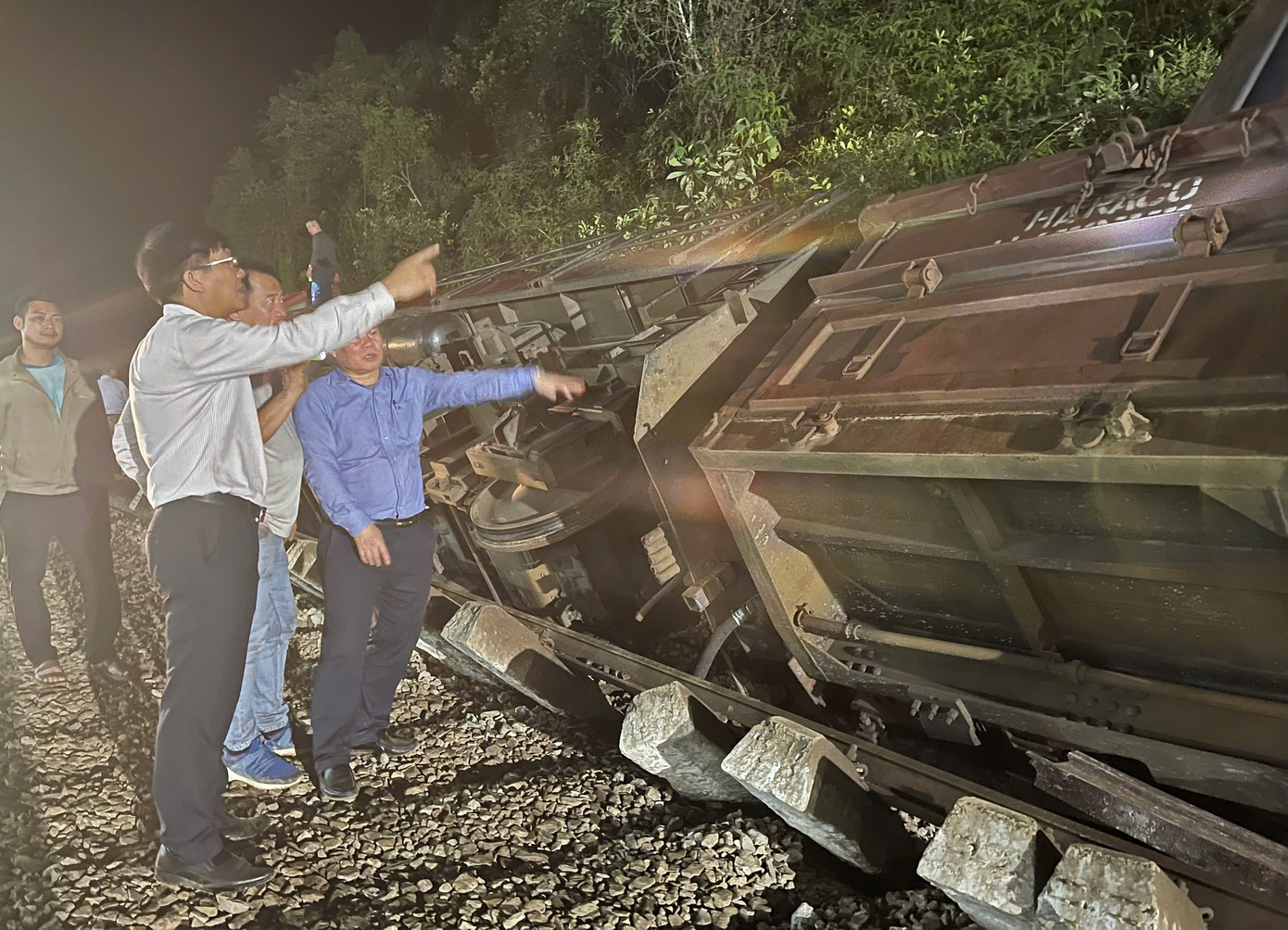 Đại diện ngành đường sắt có mặt tại hiện trường vụ va chạm để chỉ đạo và động viên tinh thần công nhân viên đường sắt.