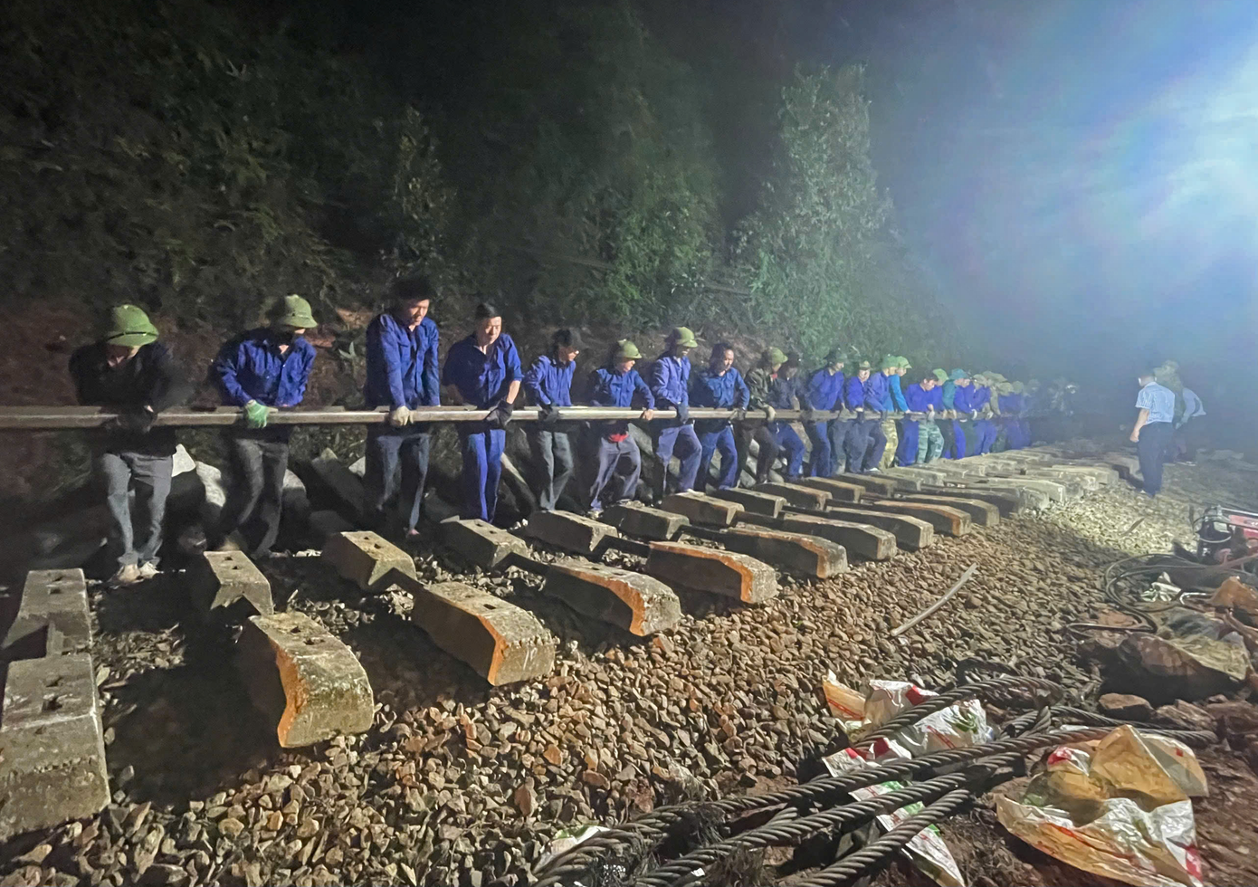 Trao đổi với PV Tiền Phong, đại diện ngành đường sắt cho biết ngay sau vụ va chạm, hàng trăm công nhân cùng nhiều máy cẩu cỡ lớn đã được huy động để làm việc xuyên đêm để đưa đầu máy và 3 toa tàu hàng ra khỏi vị trí bị lật, nhằm kết nối nhanh nhất giao thông đường sắt Bắc - Nam.