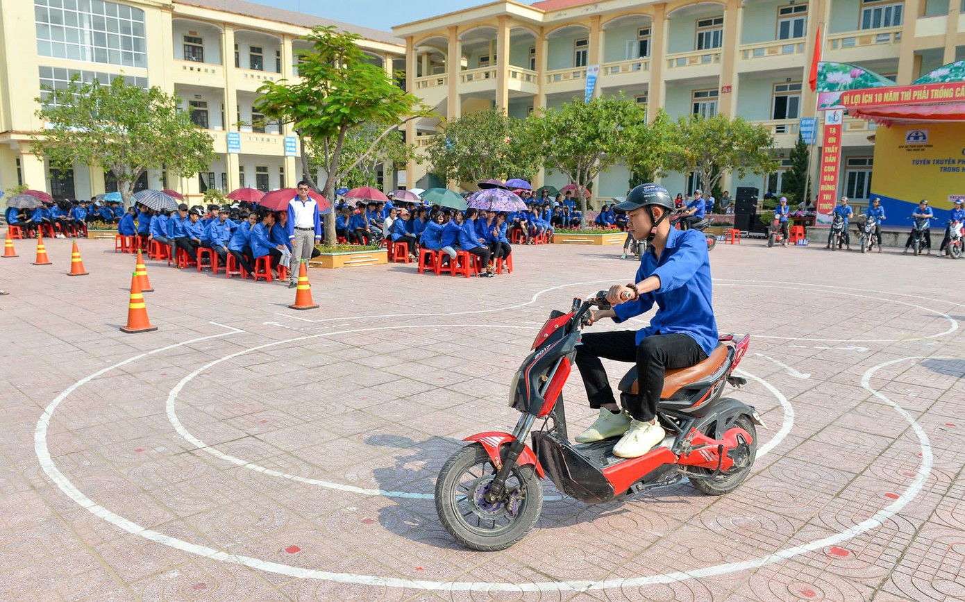 Học sinh tham gia hành trình “Phủ xanh trường học” sẽ được giáo dục kiến thức về luật giao thông và được thực hành lái xe điện ngay trong khuôn viên trường.