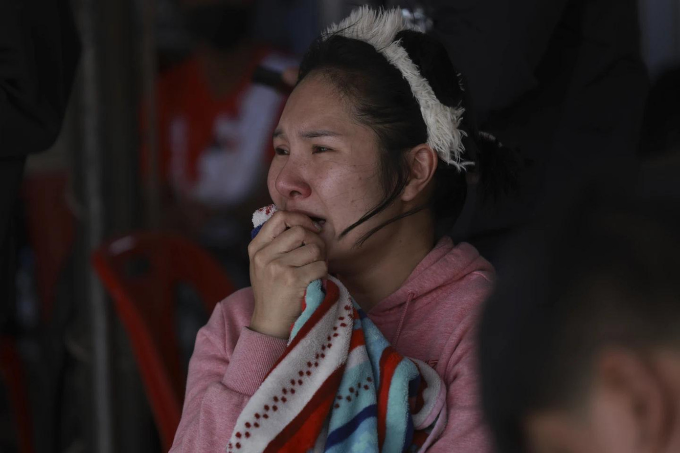 Những người phụ nữ bật khóc sau khi được đưa ra khỏi tòa nhà cao tầng đang xây dựng thì bị sập do ảnh hưởng bởi trận động đất mạnh 7,7 độ richter của Myanmar ở Bangkok. Ảnh: Reuters &amp; AP.