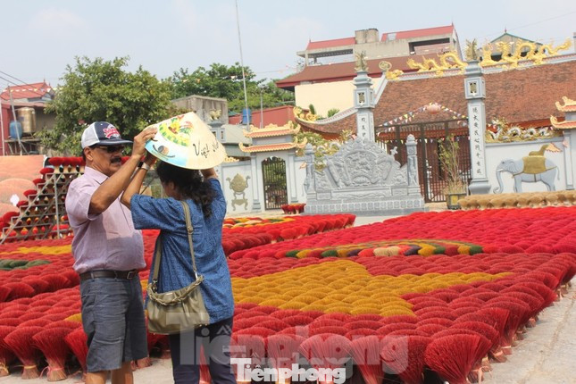 Nhờ chính sách thị thực thuận lợi, nhiều chương trình quảng bá, xúc tiến du lịch được và giải thưởng du lịch sáng giá nên khách quốc tế đến Việt Nam ngày càng tăng. Ảnh: Lộc Liên. Nhờ chính sách thị thực thuận lợi, nhiều chương trình quảng bá, xúc tiến du lịch được và giải thưởng du lịch sáng giá nên khách quốc tế đến Việt Nam ngày càng tăng. Ảnh: Lộc Liên.