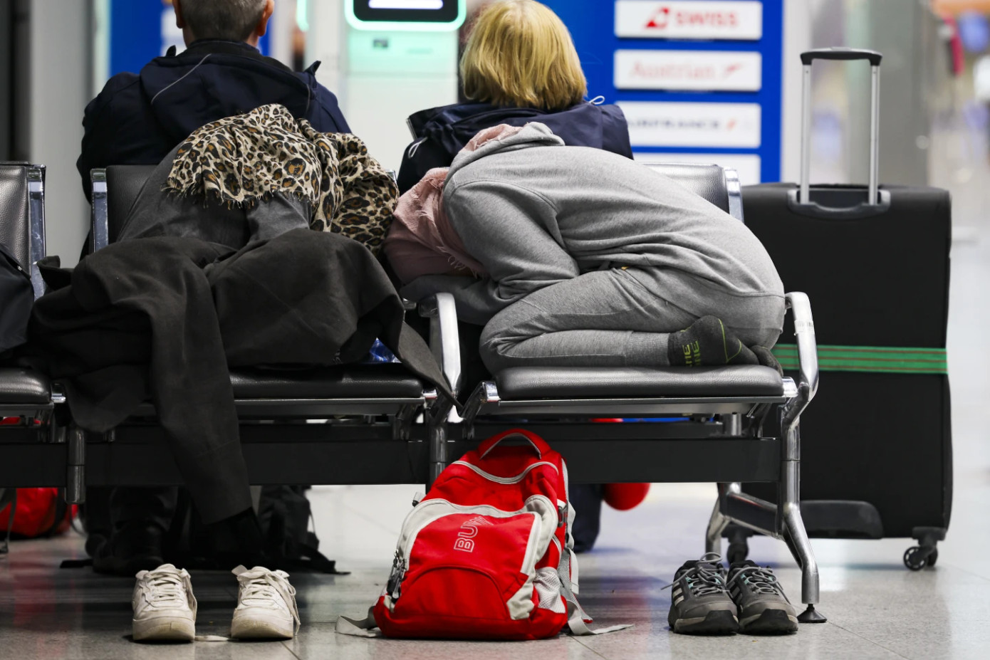 Theo đài truyền hình NDR, do việc đình công quá đột ngột nên một số hành khách bị “mắc kẹt” tại sân bay trong khi nhiều người đã ký gửi hành lý “dở khóc dở cười” vì không biết làm thế nào để nhận lại được đồ đạc. Ảnh: AP. Theo đài truyền hình NDR, do việc đình công quá đột ngột nên một số hành khách bị “mắc kẹt” tại sân bay trong khi nhiều người đã ký gửi hành lý “dở khóc dở cười” vì không biết làm thế nào để nhận lại được đồ đạc. Ảnh: AP.