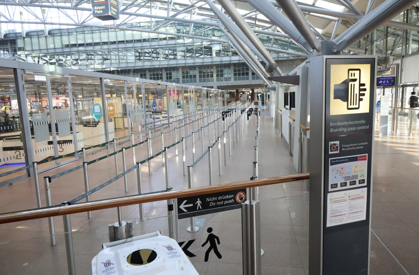 Trong các bức hình được AP đăng tải, nhiều quầy dịch vụ tại sân bay trống rỗng trong khi hành khách vẫn xếp hàng để tìm kiếm thông tin về các chuyến bay bị hủy. Ảnh: AP. Trong các bức hình được AP đăng tải, nhiều quầy dịch vụ tại sân bay trống rỗng trong khi hành khách vẫn xếp hàng để tìm kiếm thông tin về các chuyến bay bị hủy. Ảnh: AP.