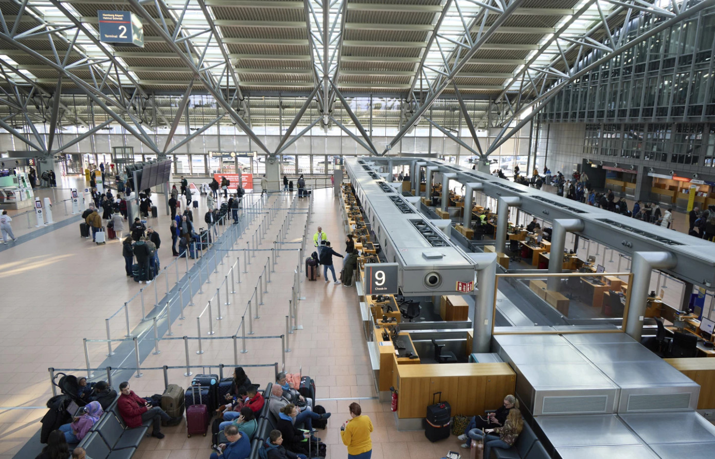 Trong các bức hình được AP đăng tải, nhiều quầy dịch vụ tại sân bay trống rỗng trong khi hành khách vẫn xếp hàng để tìm kiếm thông tin về các chuyến bay bị hủy. Ảnh: AP. Trong các bức hình được AP đăng tải, nhiều quầy dịch vụ tại sân bay trống rỗng trong khi hành khách vẫn xếp hàng để tìm kiếm thông tin về các chuyến bay bị hủy. Ảnh: AP.