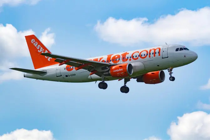 Chuyến bay của EasyJet chuyển hướng khẩn cấp giữa không trung để hạ cánh xuống Bồ Đào Nha để hai gia đình gây ẩu đả làm việc với cảnh sát rồi tự tìm đường về Anh. Ảnh: Getty.