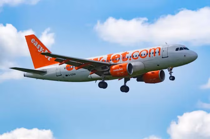 Chuyến bay của EasyJet chuyển hướng khẩn cấp giữa không trung để hạ cánh xuống Bồ Đào Nha để hai gia đình gây ẩu đả làm việc với cảnh sát rồi tự tìm đường về Anh. Ảnh: Getty.