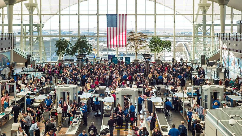 Việc siết chặt chính sách thị thực sẽ khiến lao động trong ngành dịch vụ khách sạn của Mỹ gặp khủng hoảng khiến chi phí dịch vụ leo thang. Ảnh: Alamy. Việc siết chặt chính sách thị thực sẽ khiến lao động trong ngành dịch vụ khách sạn của Mỹ gặp khủng hoảng khiến chi phí dịch vụ leo thang. Ảnh: Alamy.