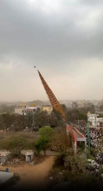 Cảnh tòa tháp bất ngờ đổ xuống khiến 4 người thương vong tại lễ hội Huskur Madduramma ở Ấn Độ. Ảnh: ETV Bharat. Cảnh tòa tháp bất ngờ đổ xuống khiến 4 người thương vong tại lễ hội Huskur Madduramma ở Ấn Độ. Ảnh: ETV Bharat.