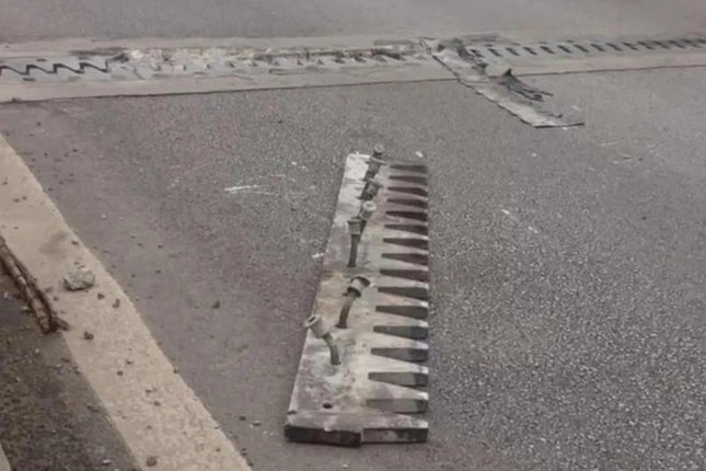 Sửa chữa các khe co giãn bị bung bật trên cao tốc Bắc - Nam phía Đông trước 30/4. Ảnh: NVCC.