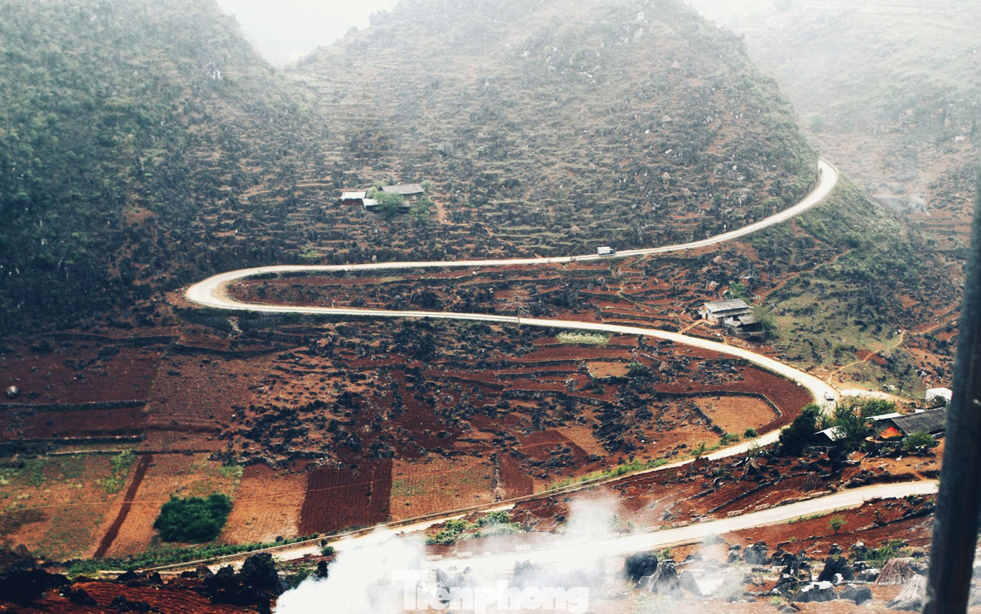 Quốc lộ 4C đoạn qua cao nguyên đá Đồng Văn ở Hà Giang được giao hơn 100 tỷ đồng để sửa chữa hư hỏng nền mặt đường và các công trình trên tuyến trong năm nay. Ảnh: Lộc Liên. Quốc lộ 4C đoạn qua cao nguyên đá Đồng Văn ở Hà Giang được giao hơn 100 tỷ đồng để sửa chữa hư hỏng nền mặt đường và các công trình trên tuyến trong năm nay. Ảnh: Lộc Liên.