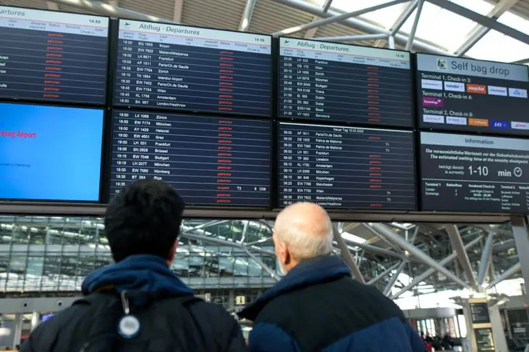 Hãng DW của Đức nhận định nước này đang phải đối mặt với một trong những cuộc khủng hoảng du lịch nghiêm trọng nhất lịch sử, bởi cuộc đình công kéo dài 24 giờ trong hôm nay dự kiến hủy hơn 3.400 chuyến bay và ảnh hưởng đến 510.000 hành khách. Ảnh: AP Hãng DW của Đức nhận định nước này đang phải đối mặt với một trong những cuộc khủng hoảng du lịch nghiêm trọng nhất lịch sử, bởi cuộc đình công kéo dài 24 giờ trong hôm nay dự kiến hủy hơn 3.400 chuyến bay và ảnh hưởng đến 510.000 hành khách. Ảnh: AP