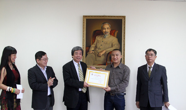 Phóng viên Minh Thùy (thứ hai từ phải sang) vinh dự nhận Bằng khen thưởng của Hội Nhà báo Việt Nam