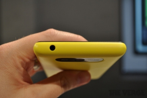 Cạnh trên cùng, Nokia Lumia 820 có giắc cắm tai nghe chuẩn 3.5mm