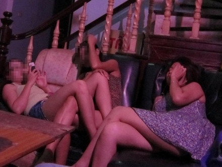 Các nhân viên ngồi đợi khách và né tránh ống kính của PV