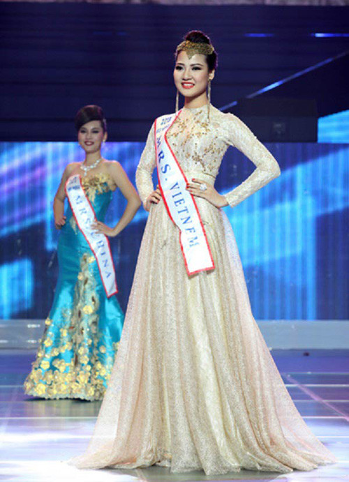 Trần Thị Quỳnh mang dải băng ghi sai tên nước khi xuất hiện cùng các thí sinh trong đêm chung kết . Trần Thị Quỳnh mang dải băng ghi sai tên nước khi xuất hiện cùng các thí sinh trong đêm chung kết