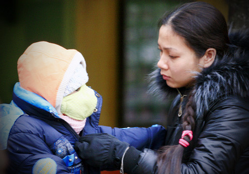 Nhiều phụ huynh không biết con mình có được nghỉ học hay không. Ảnh: Lê Hiếu (Vnexpress) Nhiều phụ huynh không biết con mình có được nghỉ học hay không