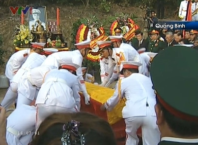 Đưa linh cữu Đại tướng vào huyệt mộ