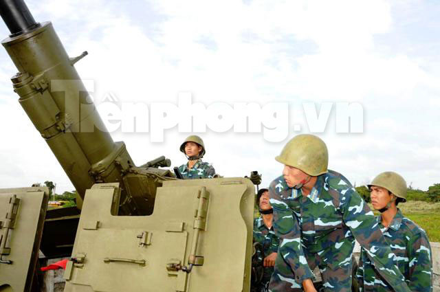 Cùng thời điểm, trên một trận địa ven biển, các trắc thủ vào vị trí. Cùng thời điểm, trên trận địa ven biển, các trắc thủ vào vị trí