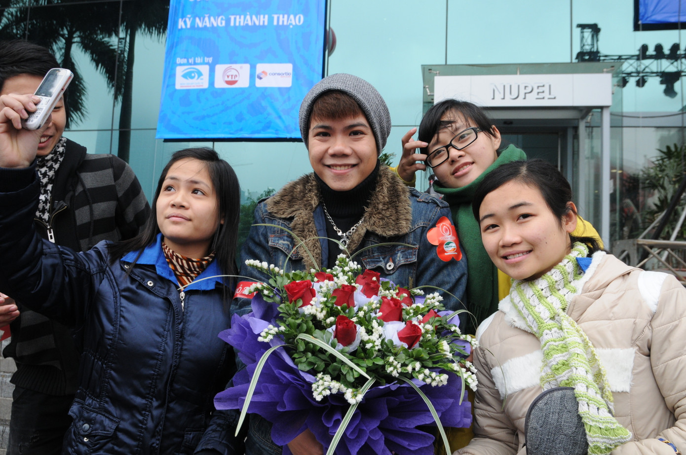 Ca sĩ Đinh Mạnh Ninh tham gia cổ vũ cho Chủ Nhật Đỏ. Ảnh: Tuấn Nguyễn