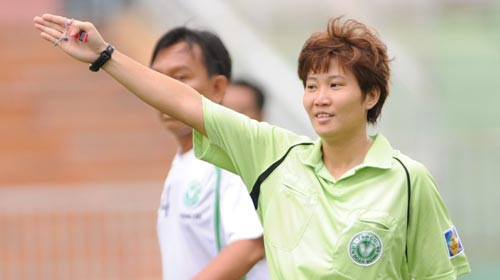 Nữ trọng tài Mai Hoàng Trang khi điều khiển một trận đấu trước đây Ảnh: Tuổi trẻ Nữ trọng tài Mai Hoàng Trang khi điều khiển một trận đấu trước đây Ảnh: Sĩ Huyên