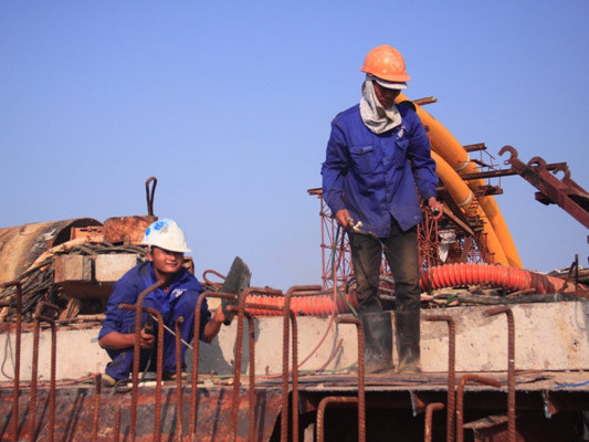 Thi công cầu Rồng, một nam công nhân bị chết đuối
