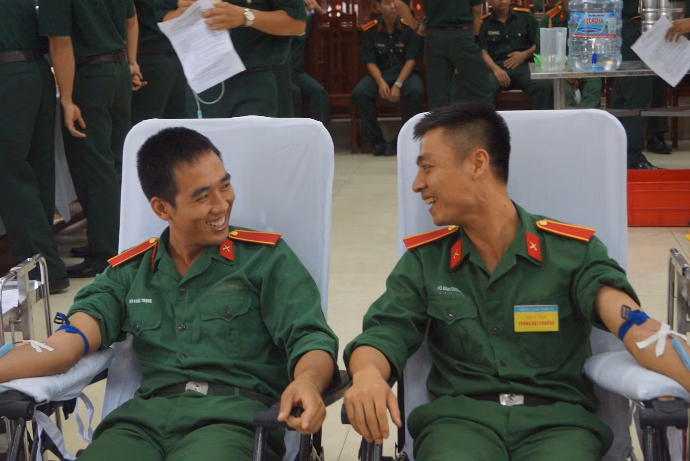 Học viên áo lính chia giọt máu đào ảnh 2