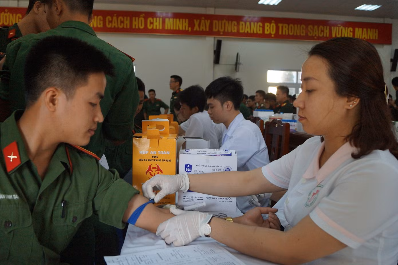 Học viên áo lính chia giọt máu đào ảnh 1