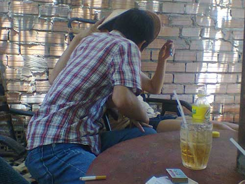 Cà phê “ôm”, kích dục công khai giữa thanh thiên bạch nhật