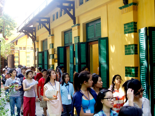 Thăm quan ngôi nhà số 54 - nơi ở và nơi làm việc đầu tiên của Chủ tịch Hồ Chí Minh