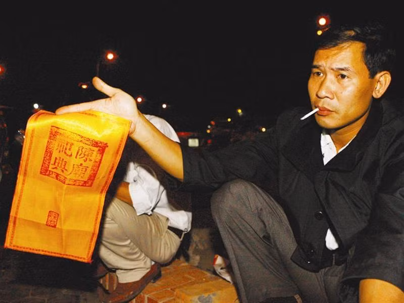 Một tờ ấn hiếm hoi giành được trong Lễ hội Khai ấn đền Trần 2010. Ảnh : Hồng Vĩnh