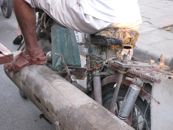 Chiếc xe đã quá cũ nát, khung xe hoen gỉ, trơ bu lông, ốc vít. Ảnh: Lãng Phong