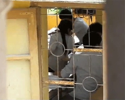 Hình ảnh thí sinh quay cóp trong phòng thi. (Ảnh chụp từ clip độc quyền của Dân trí)